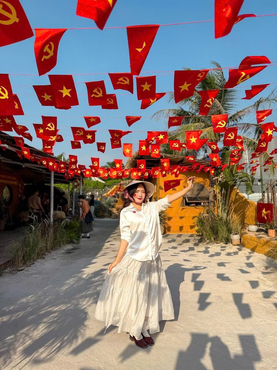 Ở quán có nhiều góc check-in được trang trí tinh tế, từ bức tường mang quốc kỳ Việt Nam đến những dây cờ đỏ sao vàng... tất cả kết hợp cùng không gian 