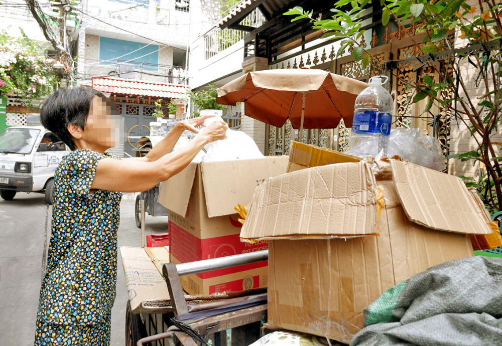 Bà N. vẫn cố gắng từng ngày, đi thu mua ve chai để phụ giúp kinh tế gia đình 