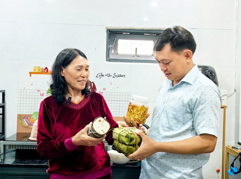 Bà Tình khoe với con trai những món tết con dâu để phần chồng, các cháu nội để phần cha - ẢNH: U.N.