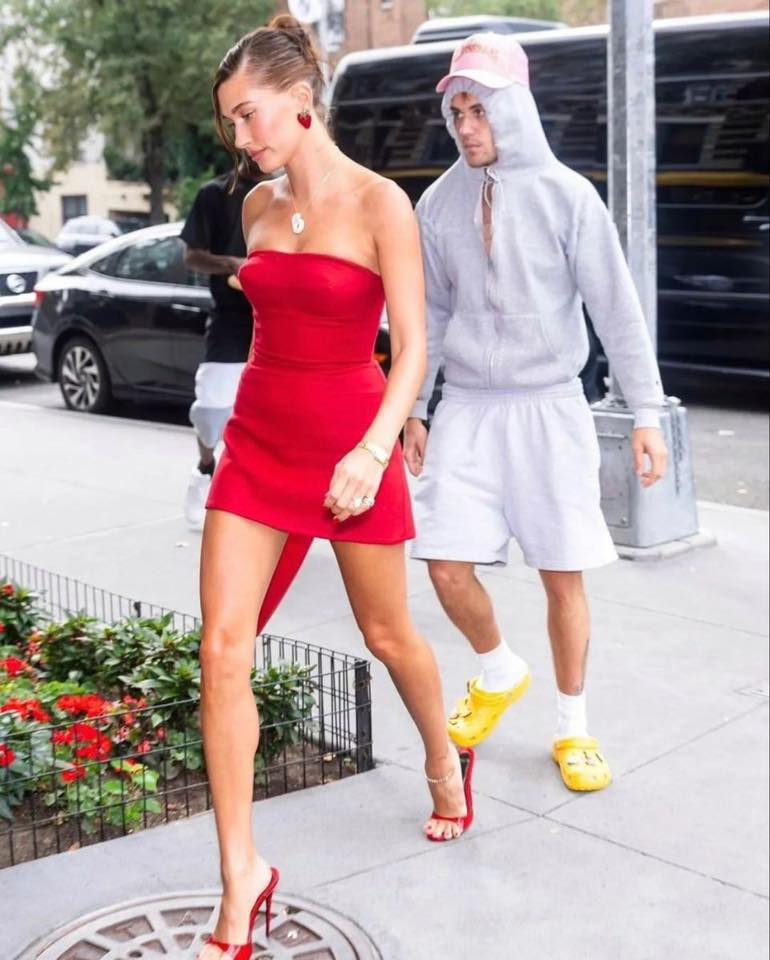 “Đây là bộ đồ được lấy nhiều nhất mỗi dịp Halloween. Mà vì style của ổng với bả cứ trái ngược nhau nên đứng cạnh nhau mỗi người lại nổi bật theo một kiểu ý, cụ thể là 1 người tỉ phú 1 người không nhà”