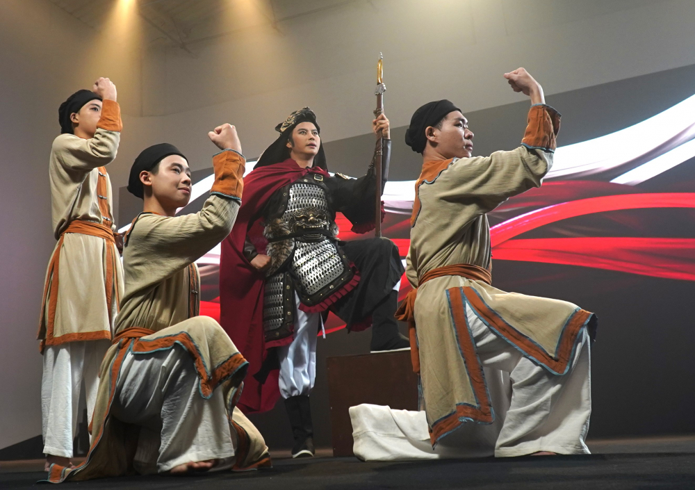 MV Ánh sao Việt Nam tôn vinh mỗi con người làm nên đất nước trong dòng chảy lịch sử của dân tộc - Ảnh: NVCC