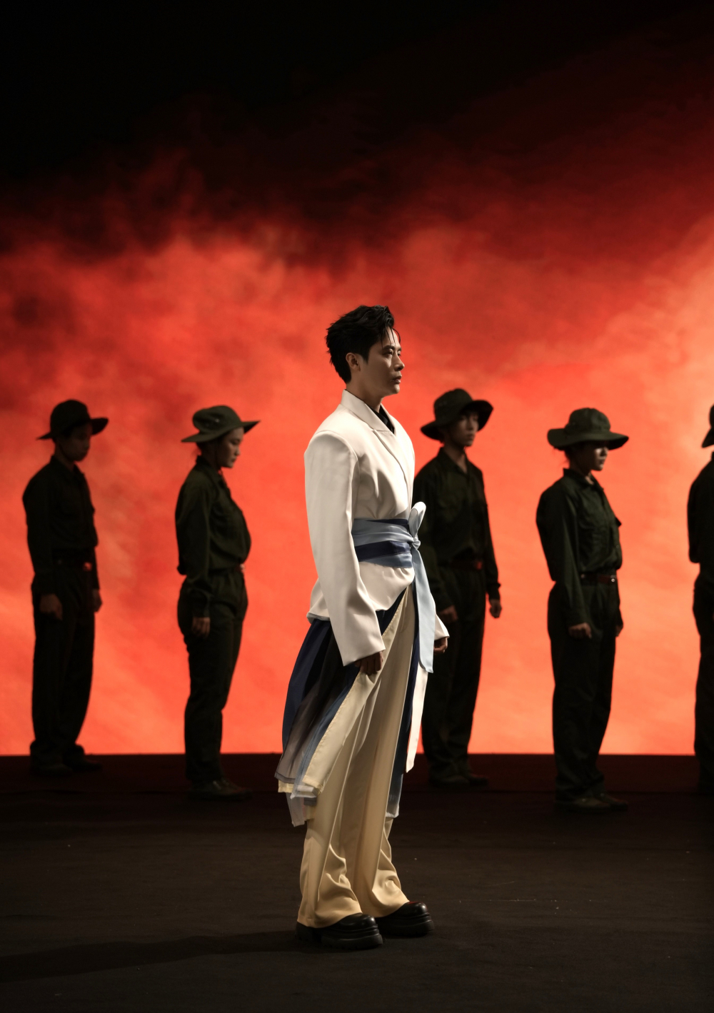 Tinh thần các thế hệ nối tiếp bảo vệ và phát triển đất nước được thể hiện trong MV - Ảnh: NVCC