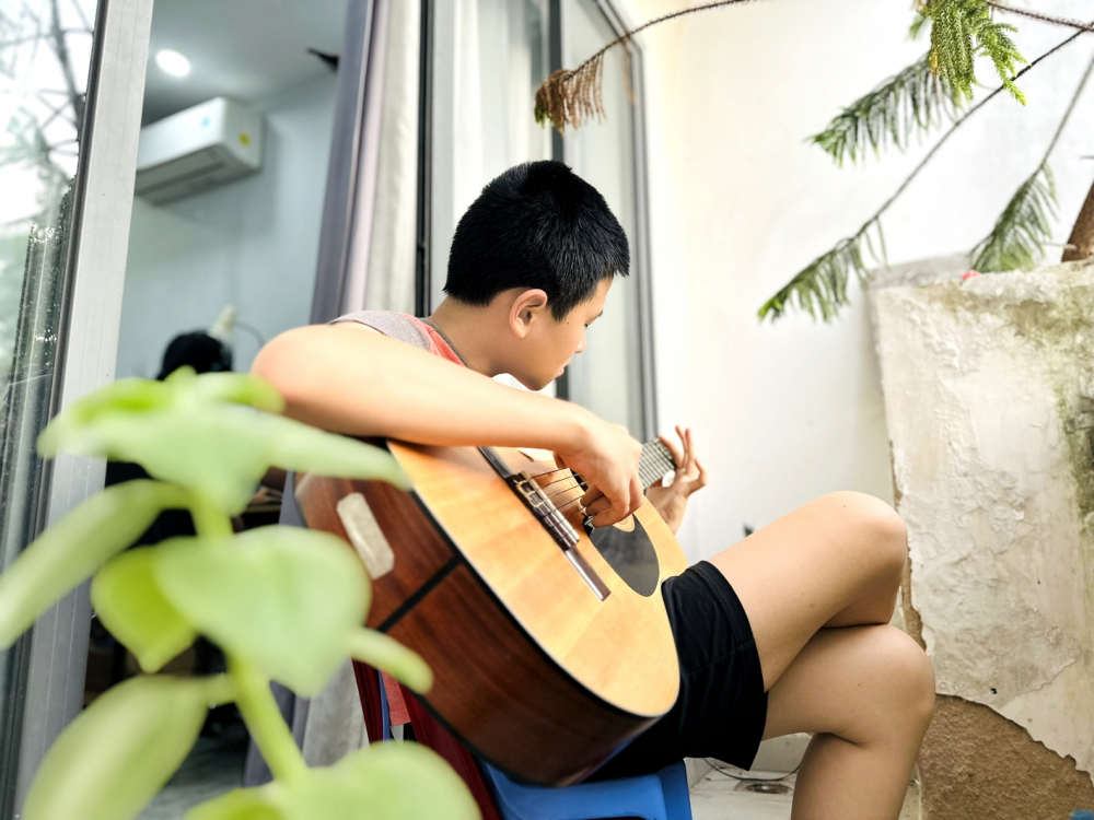 Con thong dong bên phím đàn sau giờ học - Ảnh do tác giả cung cấp