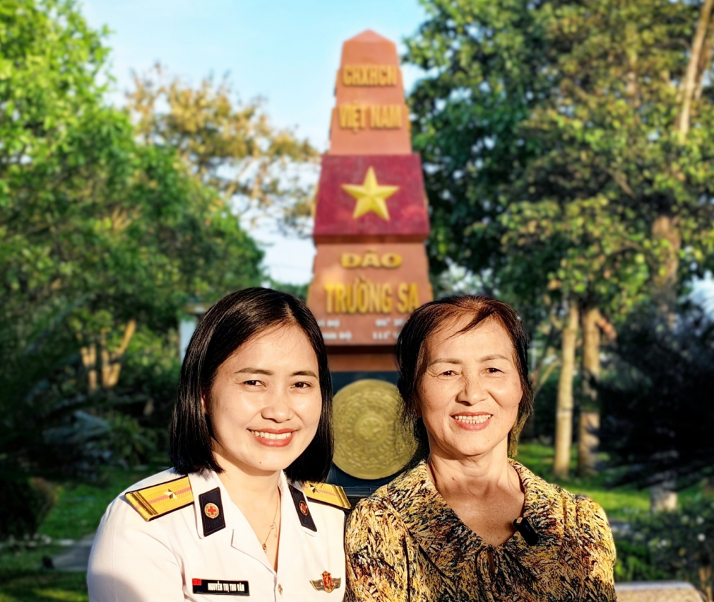 Cựu quân nhân Nguyễn Thị Phượng (phải) và con gái - thiếu tá quân nhân chuyên nghiệp Nguyễn Thị Thu Vân - ẢNH: U.N.