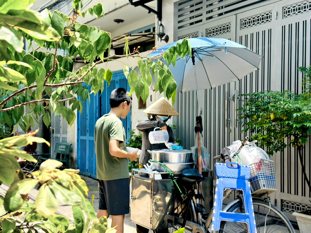 Lần nào mua thức ăn, con cũng mang vật dụng theo đựng, quyết không xài ly nhựa - Ảnh do tác giả cung cấp