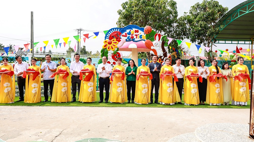 Các đại biểu cắt băng khánh thành khu vui chơi Trường mẫu giáo Vĩnh Viễn 1 - Ảnh: Amway Việt Nam