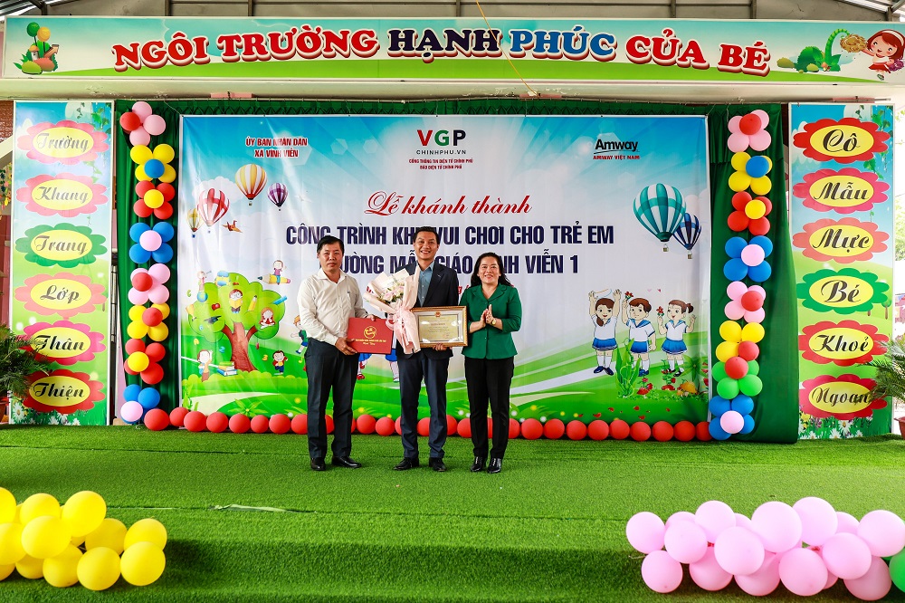 Ông Nguyễn Phương Sơn - Giám đốc Đối ngoại Công ty TNHH Amway Việt Nam nhận bằng khen của Chủ tịch UBND TP Cần Thơ - Ảnh: Amway Việt Nam