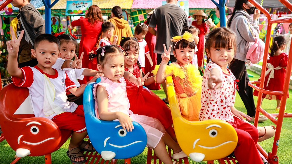 Các em học sinh Trường mẫu giáo Vĩnh Viễn 1 hào hứng vui chơi tại sân chơi mới - Ảnh: Amway Việt Nam