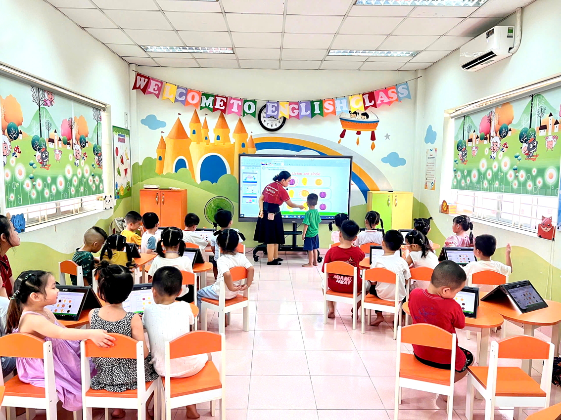 Học sinh Trường mầm non Anh Đào (phường Hạnh Thông, TPHCM) trong tiết học làm quen với tiếng Anh