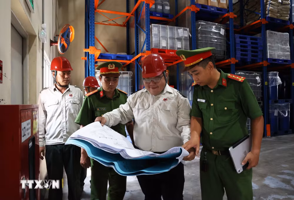 Cảnh sát Phòng cháy chữa cháy và cứu nạn cứu hộ TPHCM thường xuyên tăng cường kiểm tra công tác đảm bảo an toàn phòng cháy chữa cháy tại các doanh nghiệp, nhà xưởng - Ảnh: TTXVN