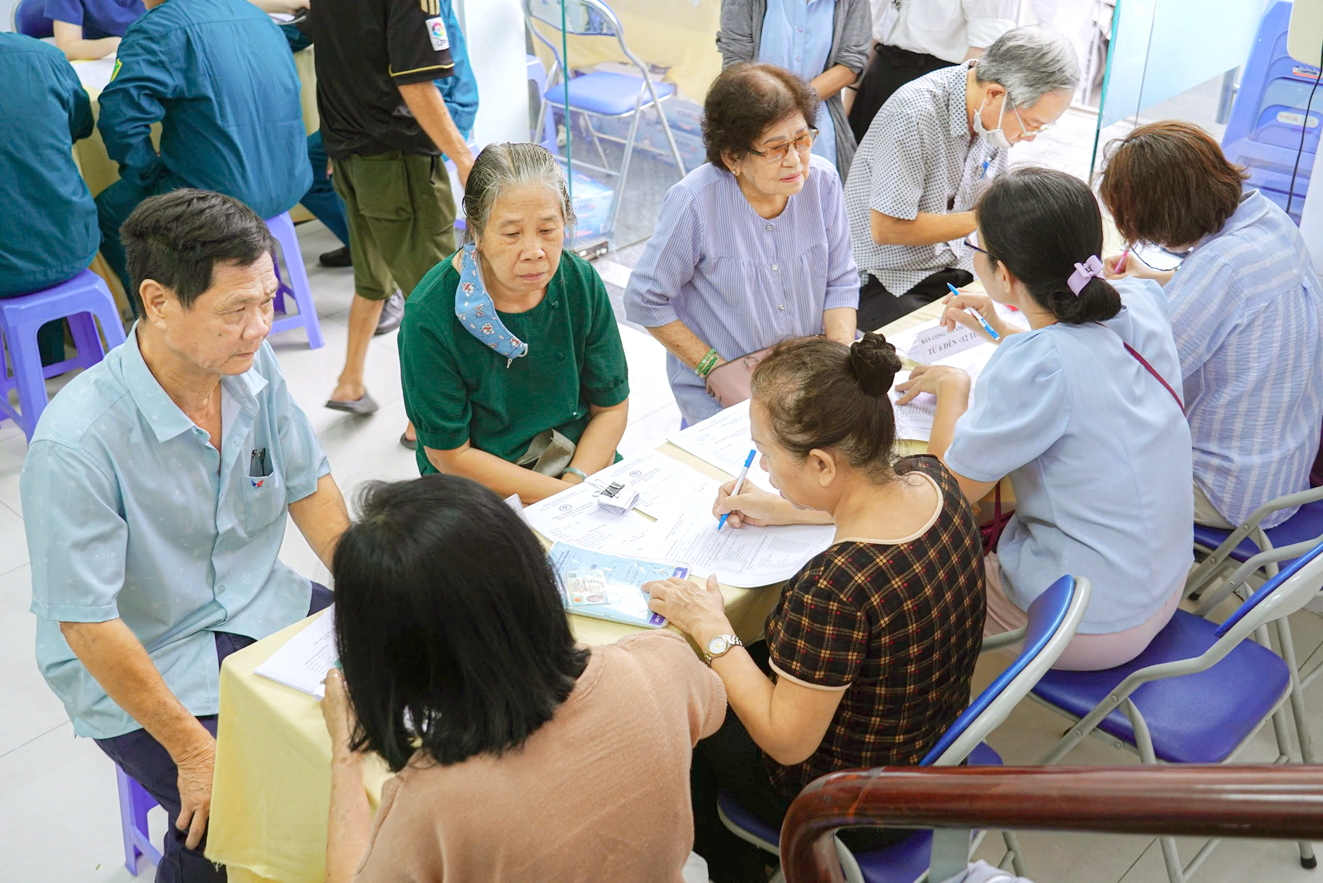 Nhiều người cao tuổi ở phường Tân Sơn Nhì được các bác sĩ Bệnh viện Nhân dân Gia Định khám sức khỏe miễn phí