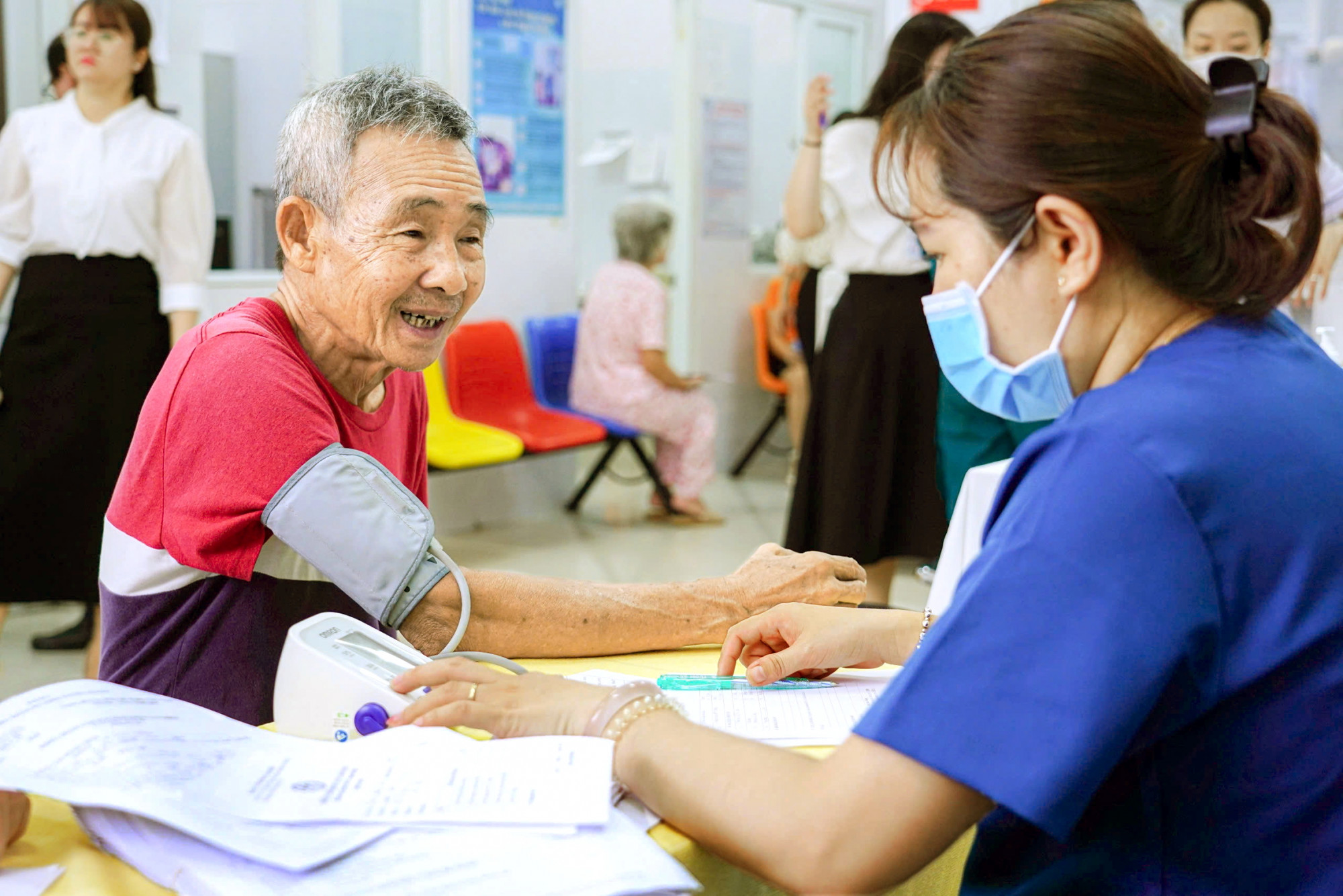 Người dân ở phường Tân Sơn Nhì khi được y, bác sĩ ở Bệnh viện Nhân dân Gia Định khám bệnh miễn phí - ẢNH: PHẠM AN