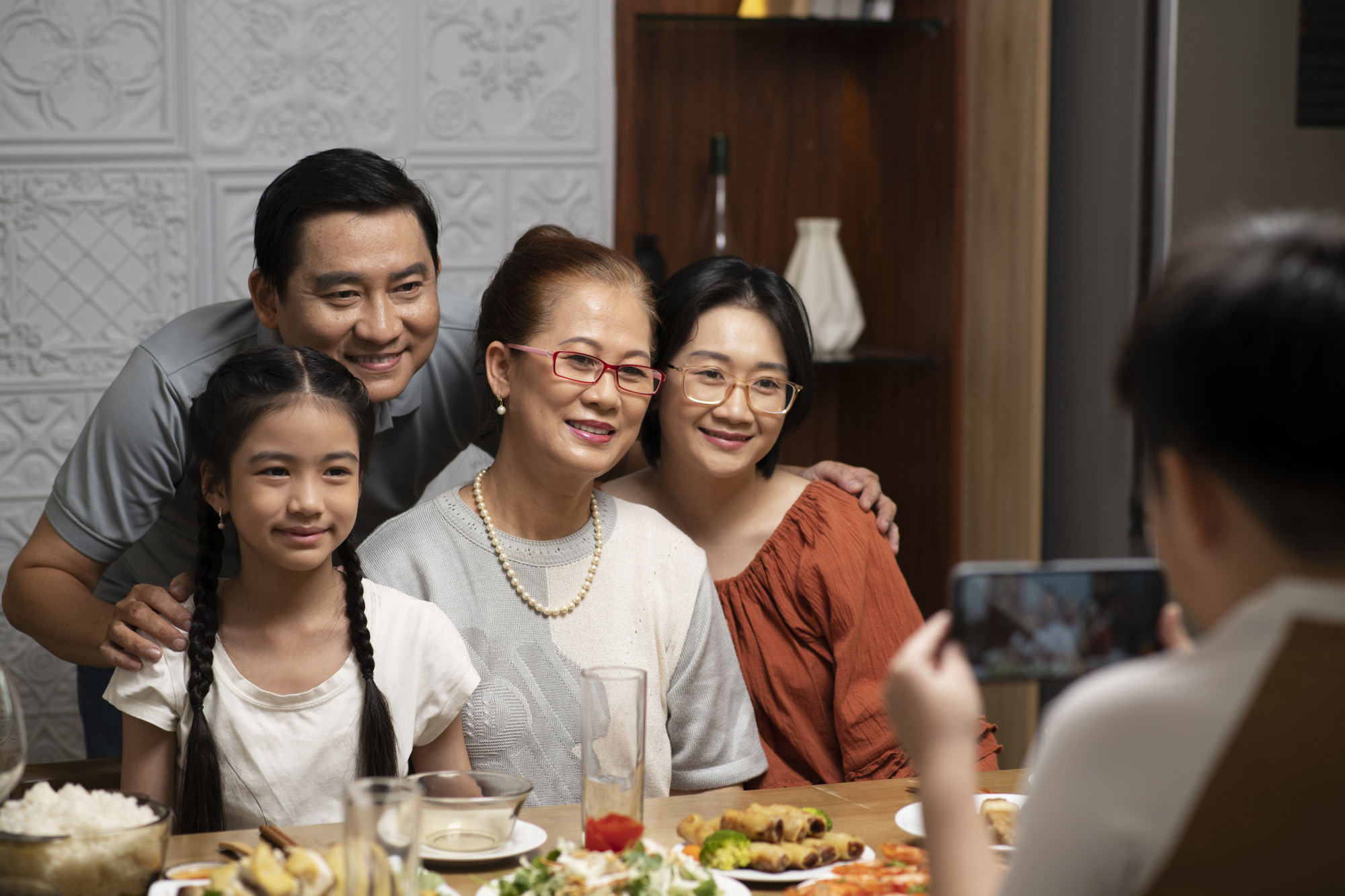 Tuổi già viên mãn bên cạnh con cháu thương yêu - Ảnh: Freepik