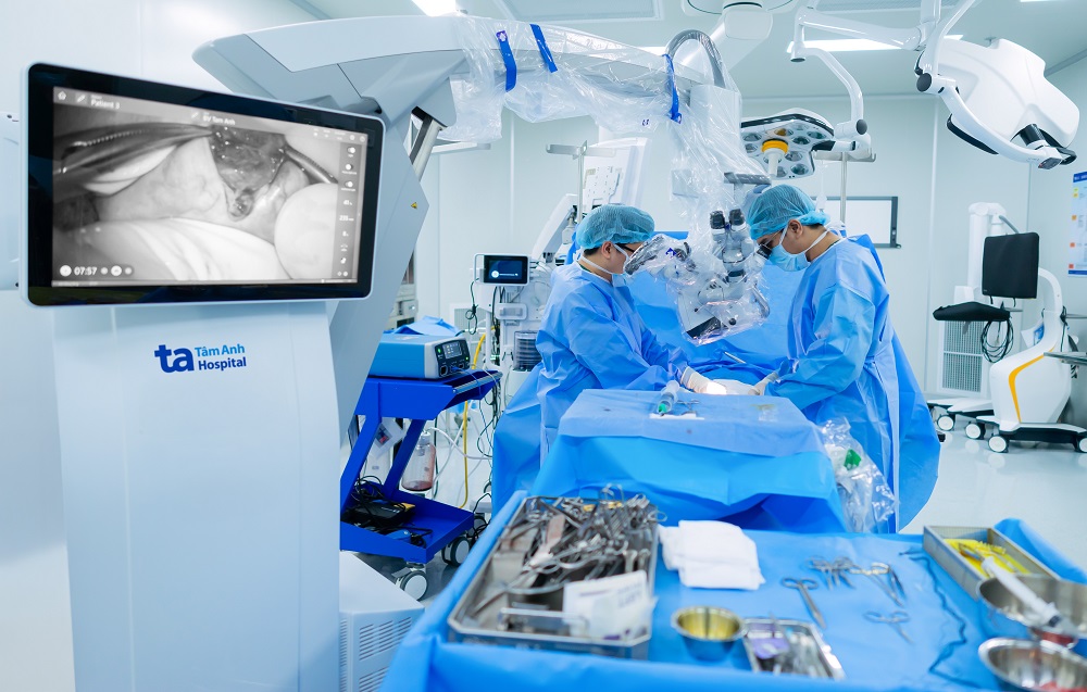 Kỹ thuật vi phẫu micro-TESE tìm tinh trùng cho bệnh nhân vô tinh được thực hiện tại BVĐK Tâm Anh - Ảnh: IVF Tâm Anh.