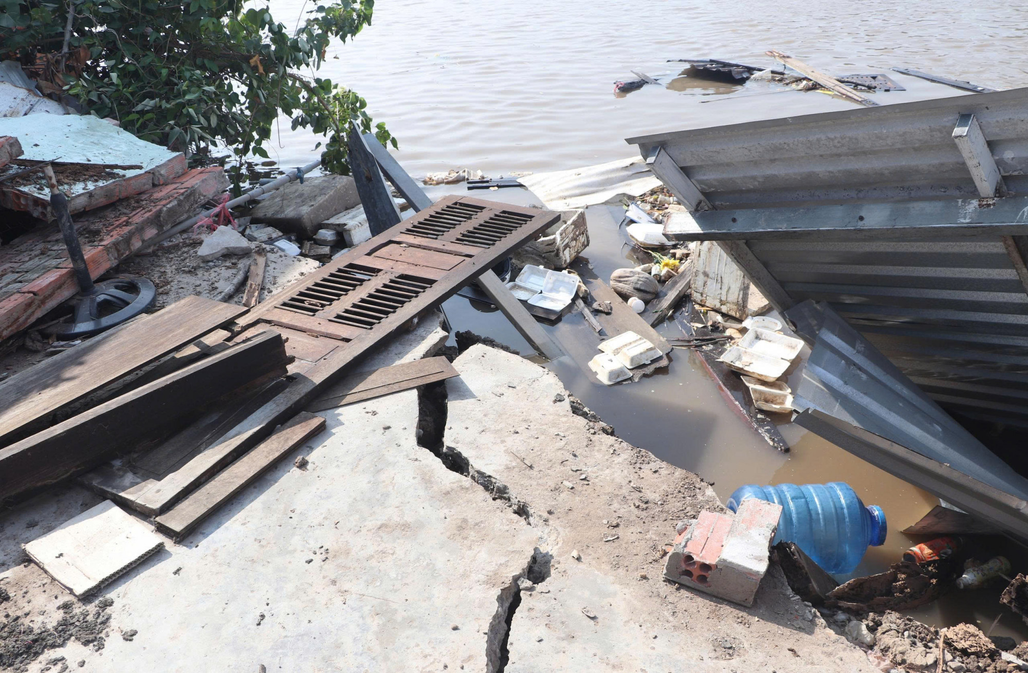 Hiện trường vụ sạt lở... Ảnh: Hoàng Thịnh