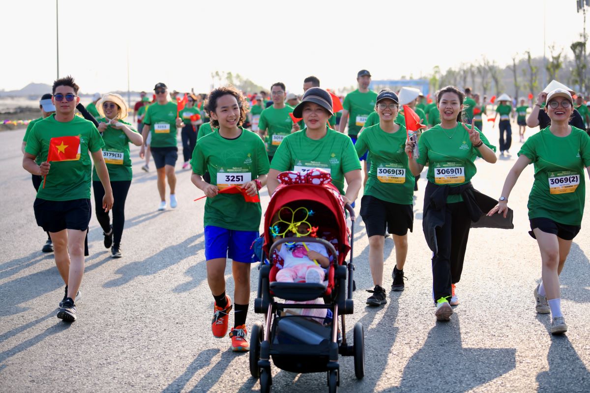 Cả gia đình cùng sải bước giữa không gian khoáng đạt của thiên nhiên - Ảnh: Vingroup