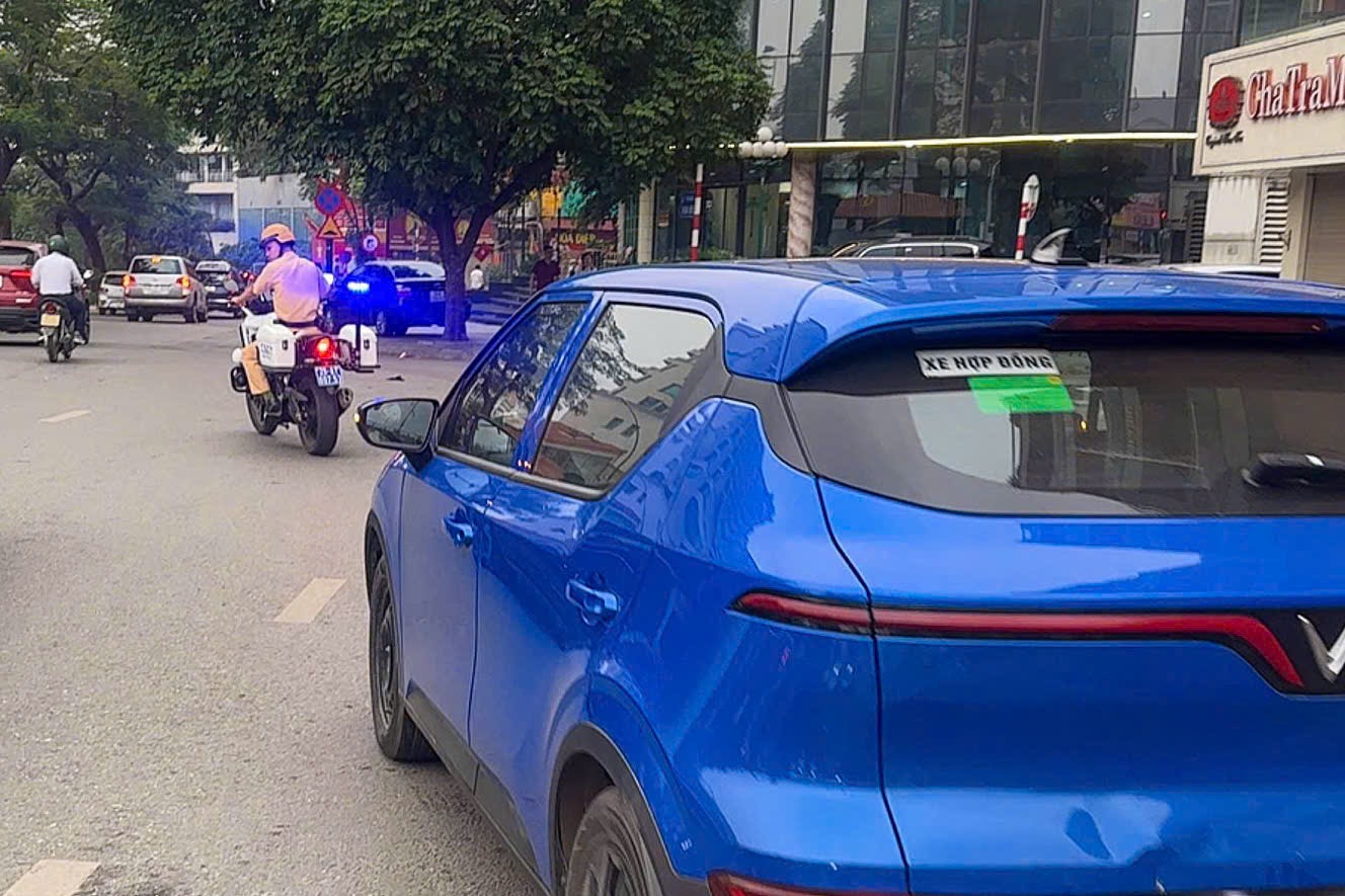 CSGT sử dụng xe chuyên dụng mở đường cho xe chở sản phụ đến bệnh viện.