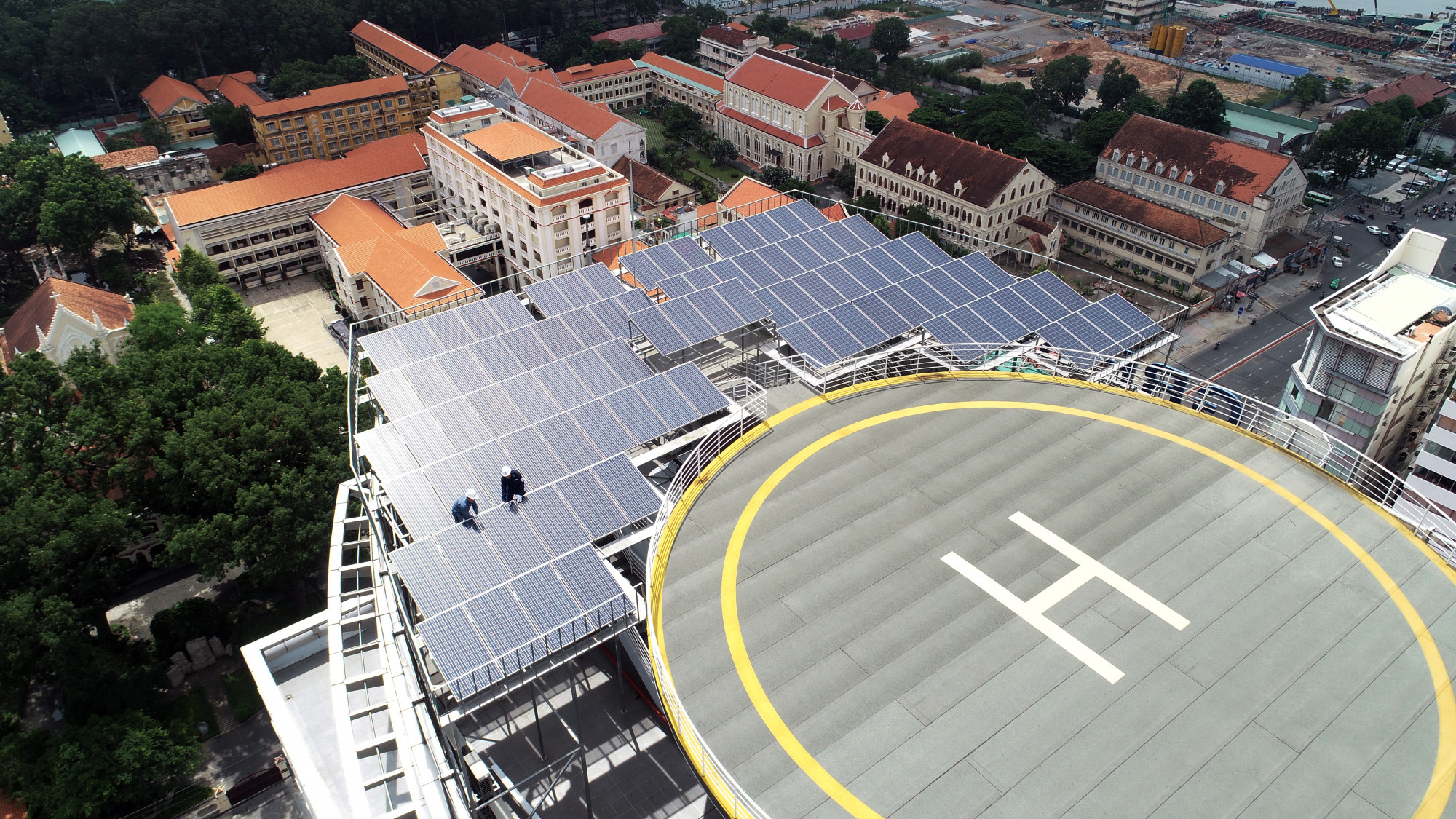 Lắp đặt điện mặt trời kèm hệ thống lưu trữ giúp người dân tiết kiệm điện đáng kể - Ảnh minh họa