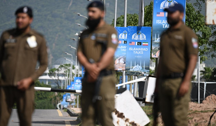 các nhân viên an ninh đứng gác tại một trạm kiểm soát gần khách sạn Serena thuộc khu vực Vùng Đỏ ở Islamabad, trong bối cảnh các biện pháp an ninh được tăng cường trước thềm cuộc đàm phán hòa bình dự kiến ​​giữa Mỹ và Iran. (Ảnh AFP)