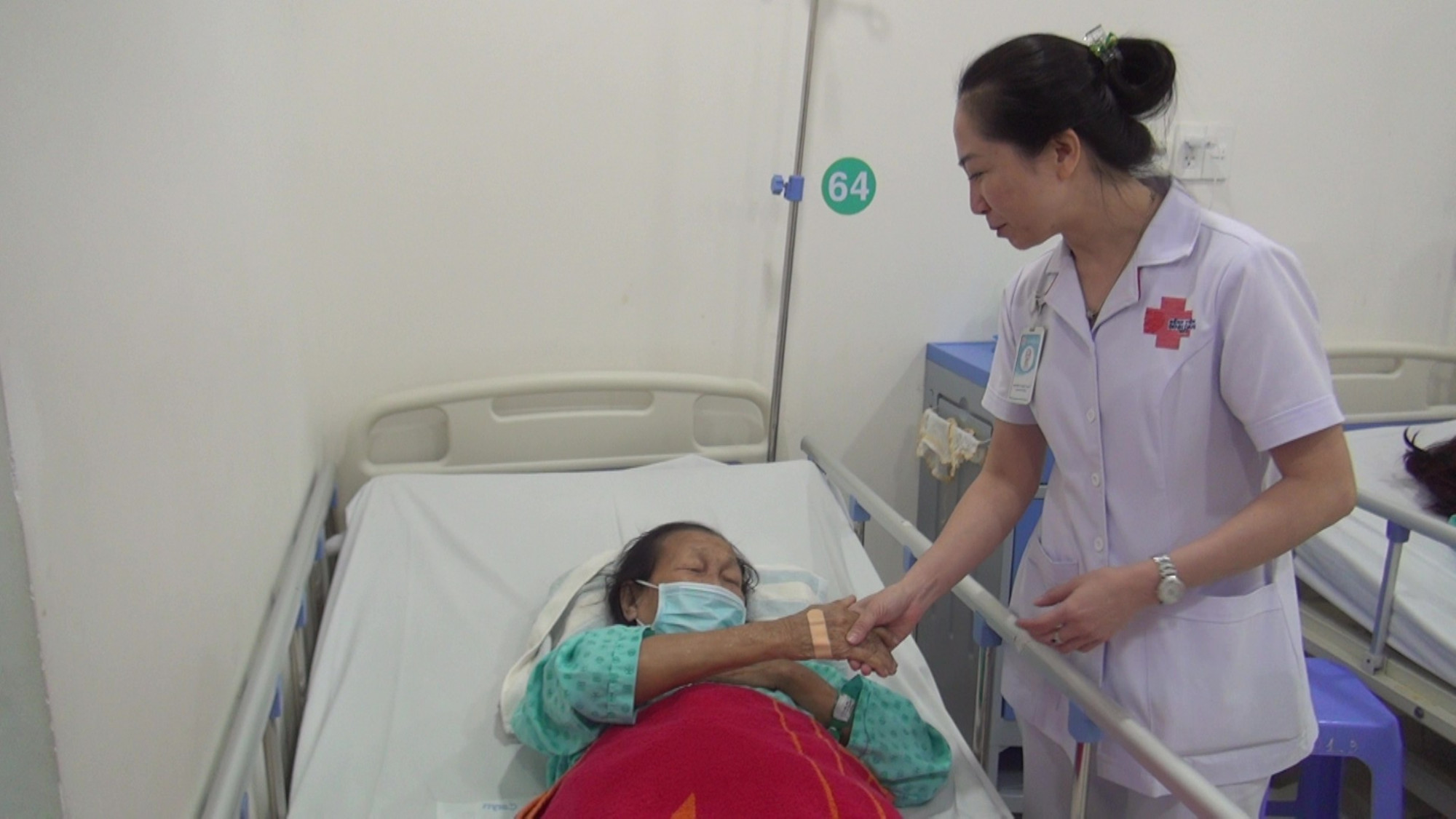Điều dưỡng Bệnh viện Bình Dân dặn dò bà B. trước khi xuất viện, ảnh BVCC