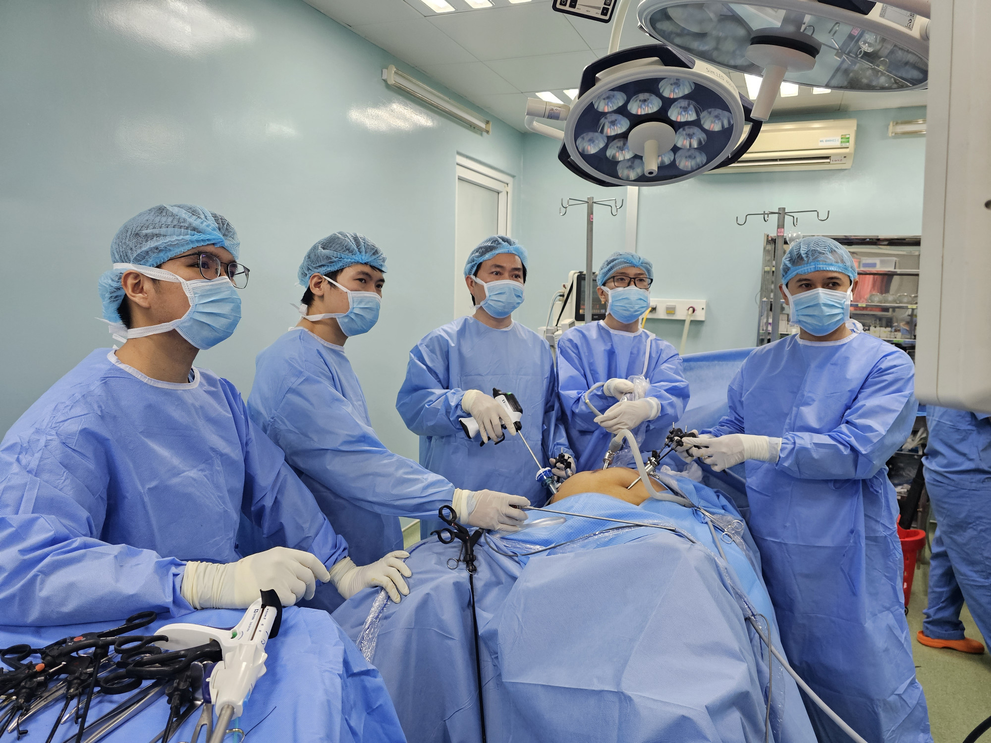 Ê-kíp bác sĩ Bệnh viện Bình Dân mổ cấp cứu cho bà B., ảnh BVCC