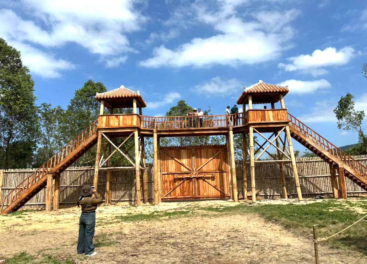 Phim Tây Sơn thất hổ tướng: Kỳ nam cung thủ Lý Văn Bưu có hẳn phim trường tại khu du lịch Hầm Hô Rosa Alba (tỉnh Gia Lai) để vừa ghi hình vừa khai thác phục vụ du lịch (ảnh: FP phim)