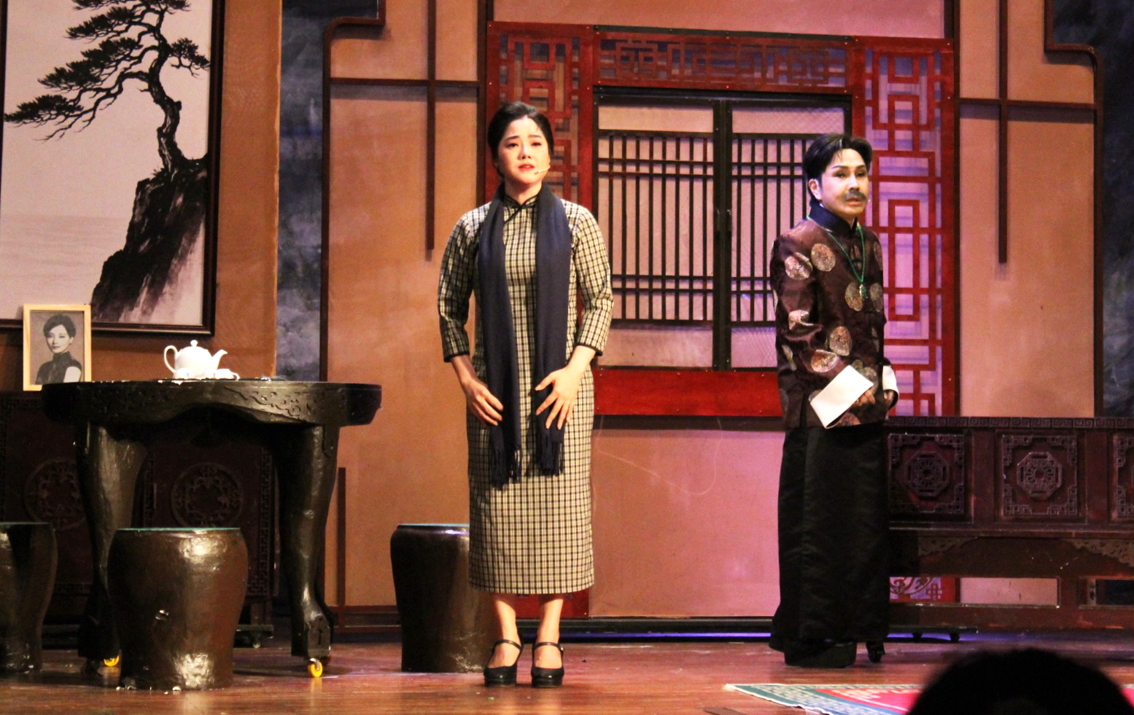 Nghệ sĩ Bích Trâm (trái, vai Thị Bình) và Nghệ sĩ ưu tú Vũ Luân (vai Chu Phác Viên) trong Lôi vũ - ẢNH: NGỌC TUYẾT