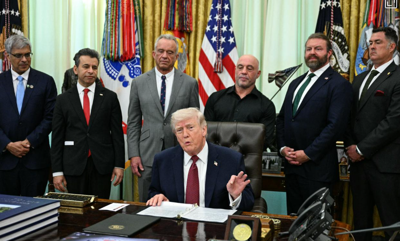 Tổng thống Mỹ Donald Trump phát biểu trước khi ký sắc lệnh hành pháp tại Phòng Bầu dục của Nhà Trắng ở Washington, DC vào ngày 18 tháng 4 năm 2026. (Ảnh AFP)