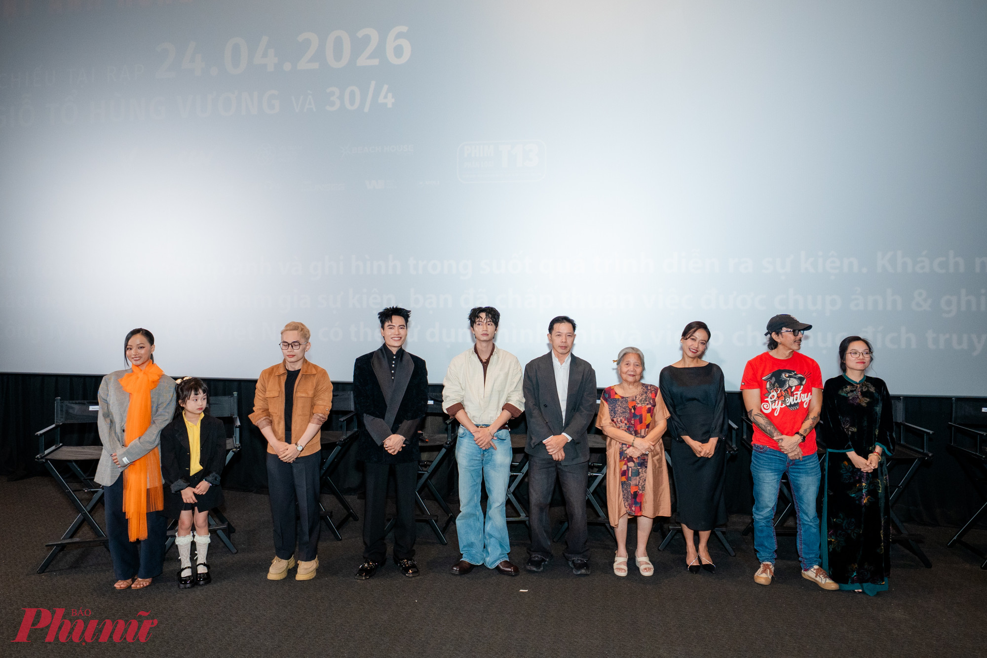 Dàn diễn viên cùng đạo diễn và nhà sản xuất phim Anh hùng giao lưu cùng báo chí