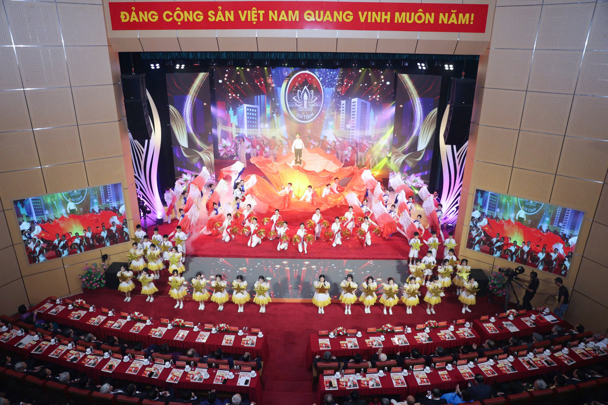 Chương trình nghệ thuật mở đầu lễ kỷ niệm - Ảnh: Tuấn Anh