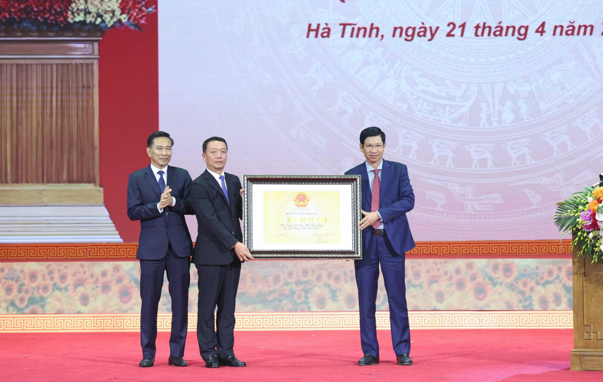 Lãnh đạo Bộ Văn hóa - Thể thao và Du lịch trao bằng xếp hạng Di tích lịch sử cấp quốc gia đối với Khu mộ Tổng Bí thư Hà Huy Tập - Ảnh: Tuấn Anh