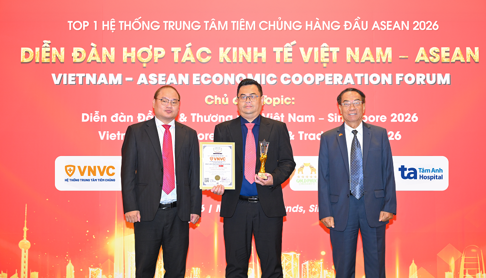 VNVC nhận 3 giải thưởng lớn gồm: Top 1 Hệ thống Tiêm chủng hàng đầu, Doanh nghiệp chuyển đổi số xanh và Thương hiệu chăm sóc sức khỏe chất lượng cao ASEAN 2026 tại Diễn đàn Hợp tác Kinh tế Việt Nam - ASEAN tổ chức tại Singapore - Ảnh: Mộc Thảo