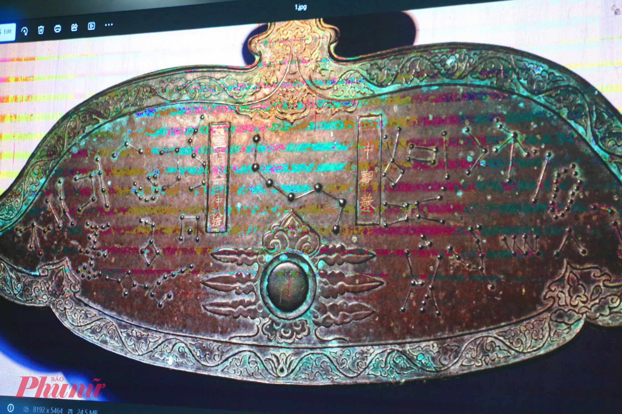 chiếc khánh chùa Thiên Mụ thì cho ra kết quả trùng khớp với các trang trí trong thiết kế. “Sau khi muôn vì tinh tú 