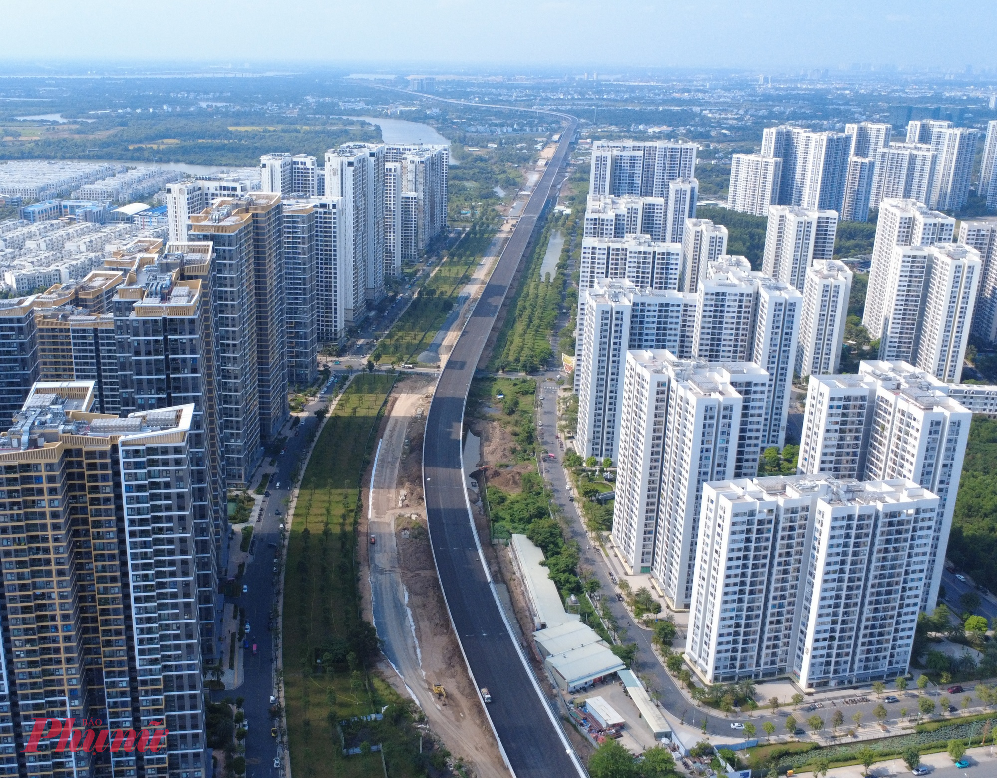 Vành đai 3 qua Vinhomes Grand Park hướng về cao tốc HLD đã trải nhựa - Ảnh: Nguyễn Văn