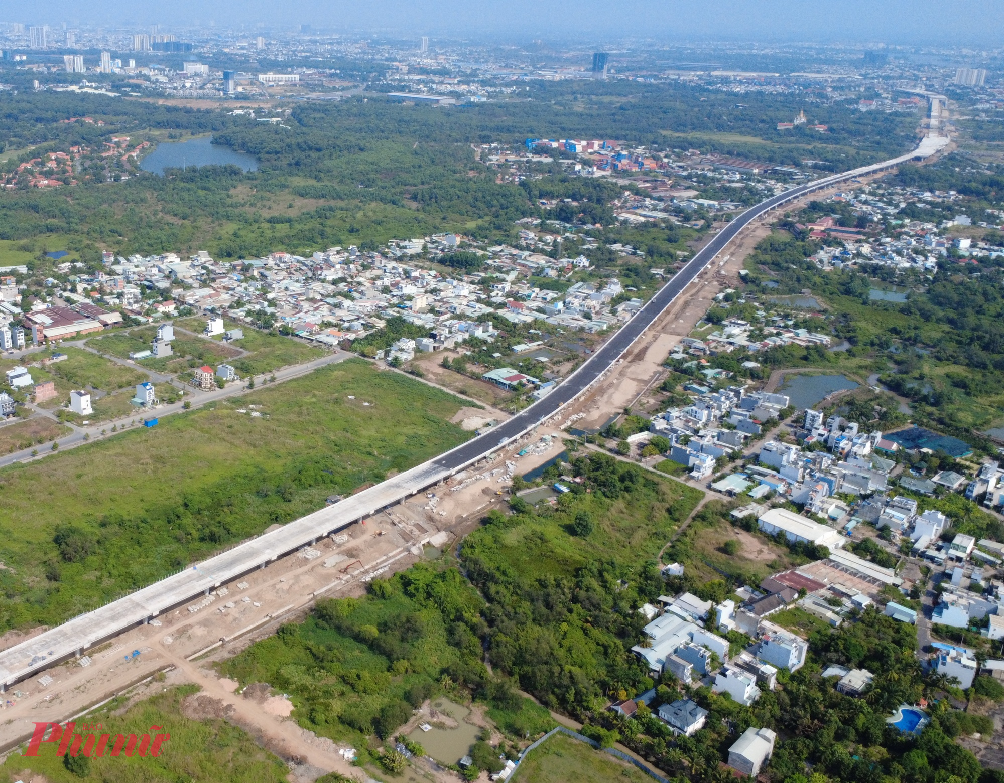 Vành đai 3 từ Vinhomes Grand Park hướng về nút giao Tân Vạn vẫn chưa hoàn thành - Ảnh: Nguyễn Văn