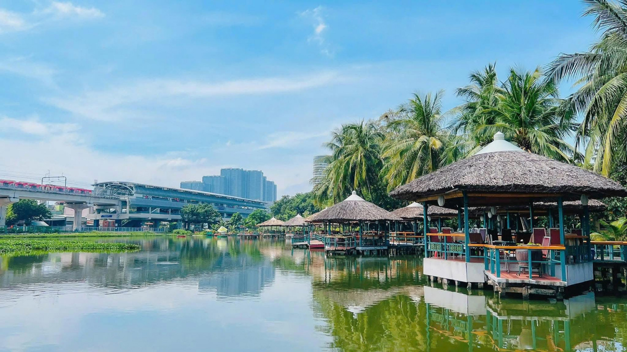 6. Khu du lịch Văn Thánh 7  Văn Thánh là kiểu chỗ quen mà dễ chịu, vào là thấy mát liền nhờ nhiều cây xanh và hồ nước. Không gian không quá lớn nhưng đủ thoáng để đi dạo, ngồi nghỉ hay tụ tập nhẹ. Ở đây có thể thuê lều, trải bạt ngồi chơi kiểu picnic, khá hợp nhóm bạn hoặc gia đình có trẻ nhỏ. Ngoài ra còn có hồ bơi để giải nhiệt những ngày nắng. Điểm tiện là nằm gần ga metro, di chuyển cũng dễ. Một nơi đơn giản, không cầu kỳ, nhưng đủ xanh và đủ mát để “trốn nóng” trong thành phố.