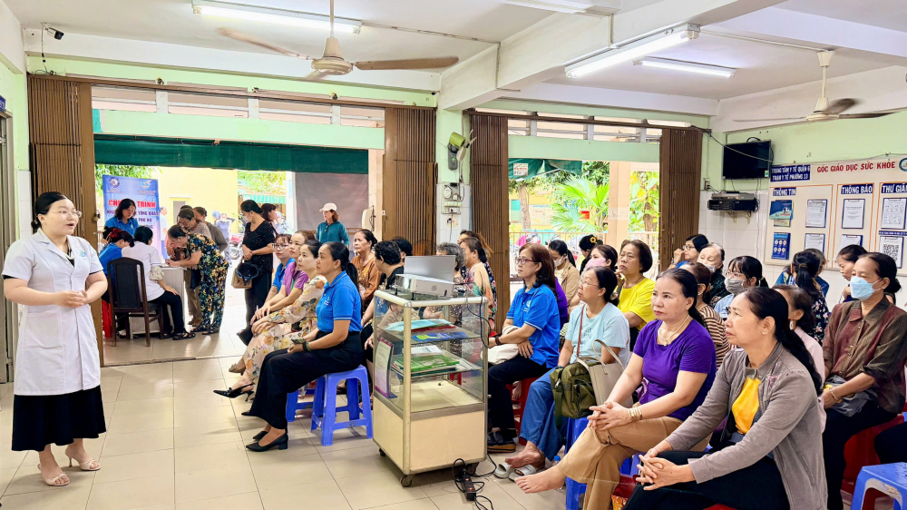 bác sĩ Nguyễn Thị Ngọc Duyên (Trạm Y tế phường Phú Lâm) chia sẻ chuyên đề về an toàn thực phẩm trong mùa nắng nóng 