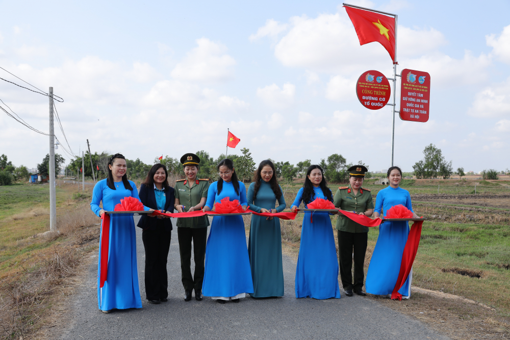 Đại biểu thực hiện nghi thức khánh thành công trình “Đường cờ Tổ quốc” - Ảnh: Tuấn Huy