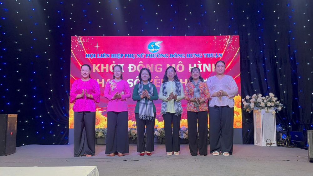 Bà Huỳnh Thị Thúy Phương – Phó chủ tịch Hội LHPN TPHCM (thứ 3, từ trái qua) – dự lễ ra mắt “Chạm số yêu thương” và chúc mừng Hội LHPN phường Đông Hưng Thuận có mô hình mới mang tính sáng tạo, phù hợp thực tiễn phong trào phụ nữ hiện nay - Ảnh: Hội LHPN phường Đông Hưng Thuận