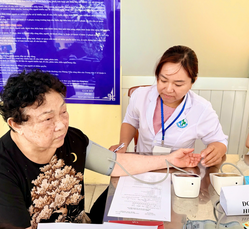 Hội viên phụ nữ  đến Trạm Y tế phường Phú Lâm (A14/1 Bà Hom, phường Phú Lâm, TPHCM).