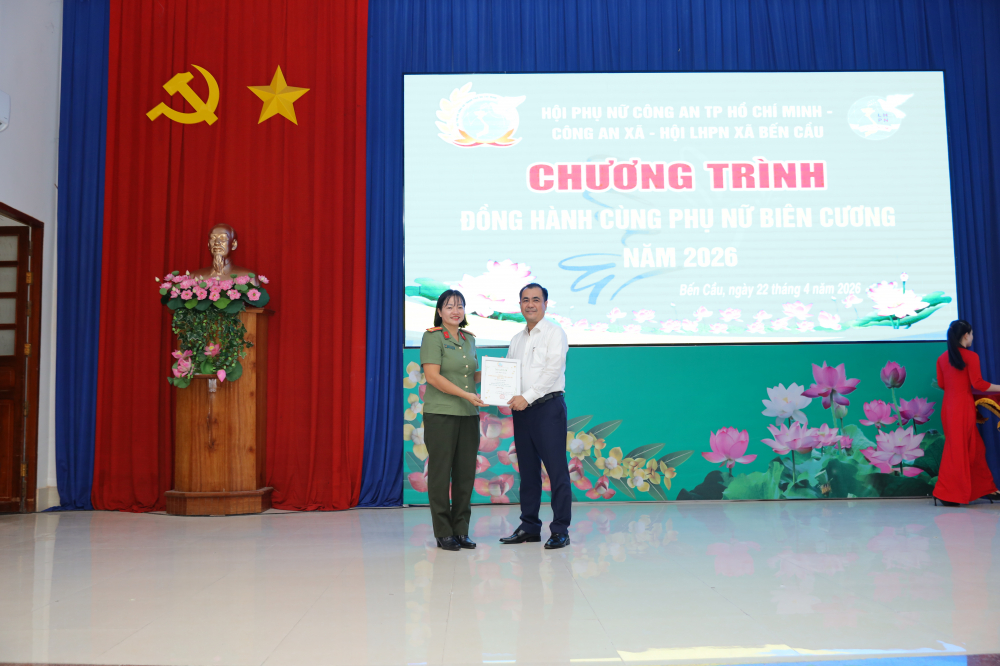 Trung tá Đỗ Thị Hoàng Anh – Trưởng ban Phụ nữ Công an TPHCM – trao thư cảm ơn đến đại diện các nhà hảo tâm đã đồng hành thực hiện chương trình - Ảnh: Tuấn Huy