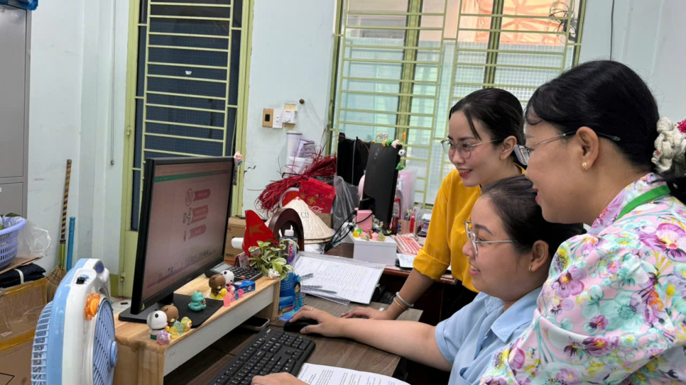 Cán bộ Hội LHPN phường Đông Hưng Thuận cùng thực hiện các sản phẩm truyền thông gắn với mô hình “Chạm số yêu thương” - Ảnh: Hội LHPN phường Đông Hưng Thuận