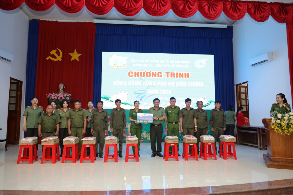 Thượng tá Trần Anh Thanh – Phó trưởng Phòng Công tác Chính trị, Công an TPHCM (thứ 5, từ phải qua) – trao bảng tượng trưng việc tặng bộ máy tính cùng thực phẩm cho đại diện Công an xã Bến Cầu và anh em thuộc lực lượng bảo vệ an ninh trật tự cơ sở - Ảnh: Tuấn Huy
