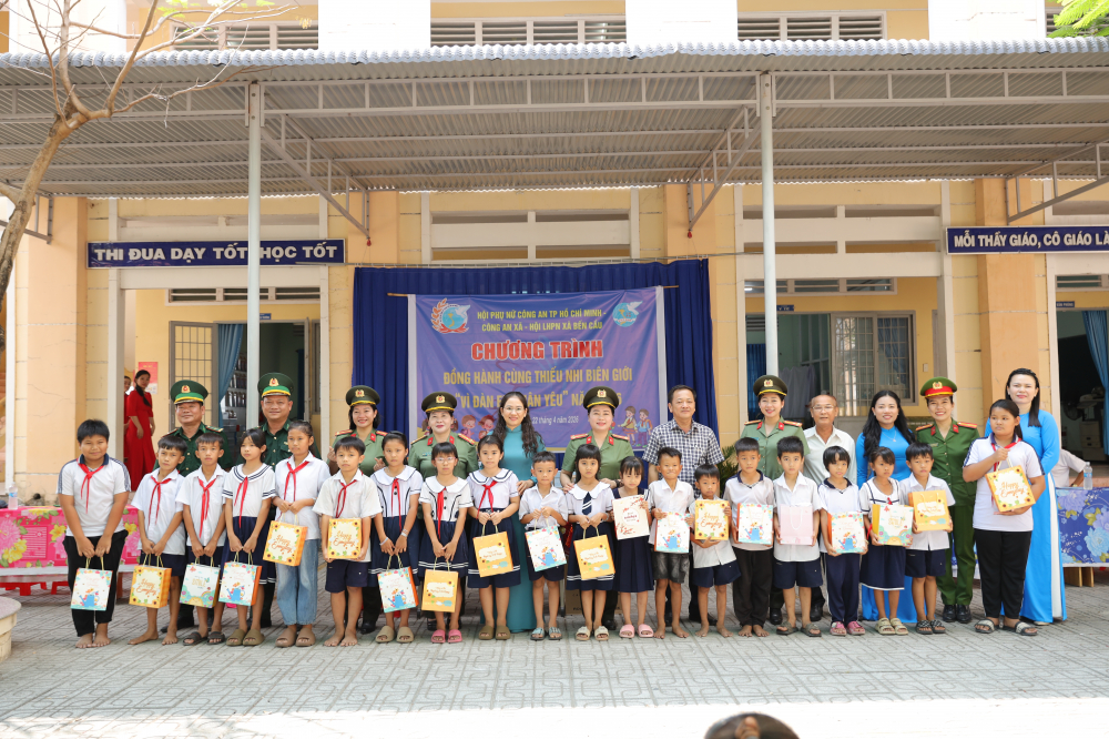 Đoàn công tác trao quà cho các em học sinh Trường Tiểu học Lợi Thuận - Ảnh: Tuấn Huy