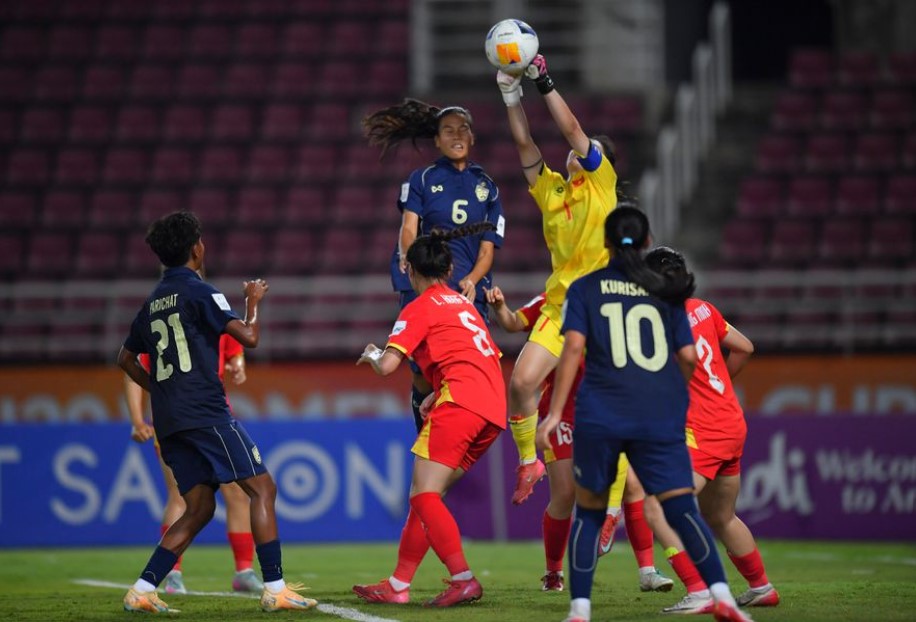 Việt Nam (áo đỏ) thua Thái Lan 1-4 tại vòng chung kết U20 châu Á 2026 - Ảnh: AFC