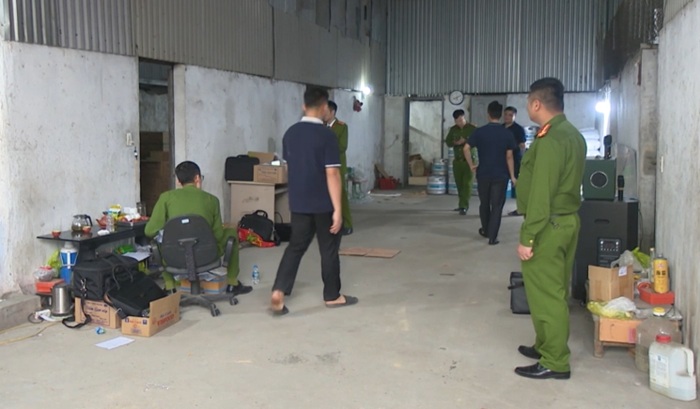 Cơ quan chức năng kiểm tra cơ sở sản xuất giấm tại Công ty Tuấn Hằng - Ảnh: Công an Quảng Ninh