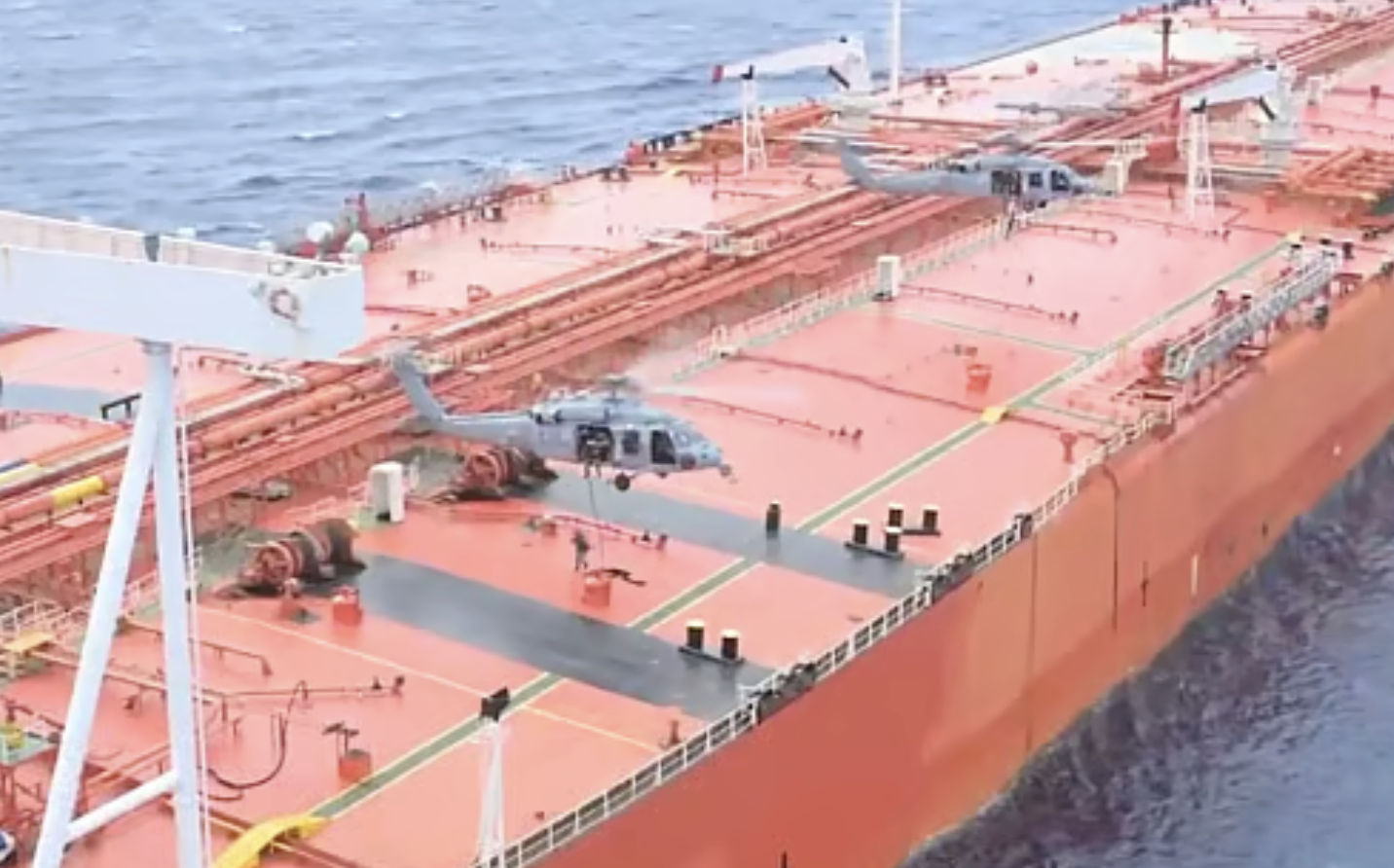 Tàu M/T Tifani được cho là đang chở khoảng 2 triệu thùng dầu thô được bốc lên từ đảo Kharg  - một trung tâm xuất khẩu dầu mỏ quan trọng của Iran - Ảnh: X/DeptofWar
