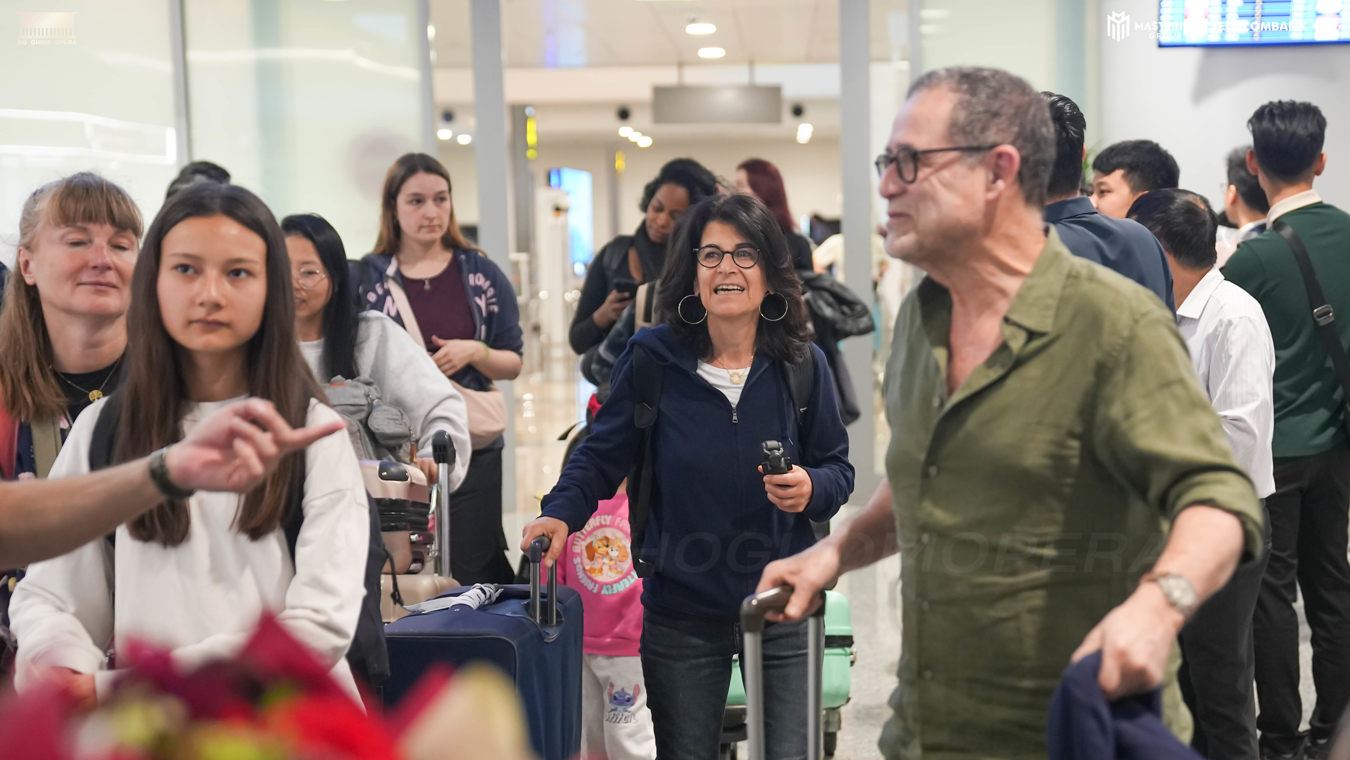 Sáng 21/4, Dàn nhạc Giao hưởng Nhà hát Opera Hoàng gia Versailles đã chính thức đặt chân tới Hà Nội - Ảnh: Techcombank