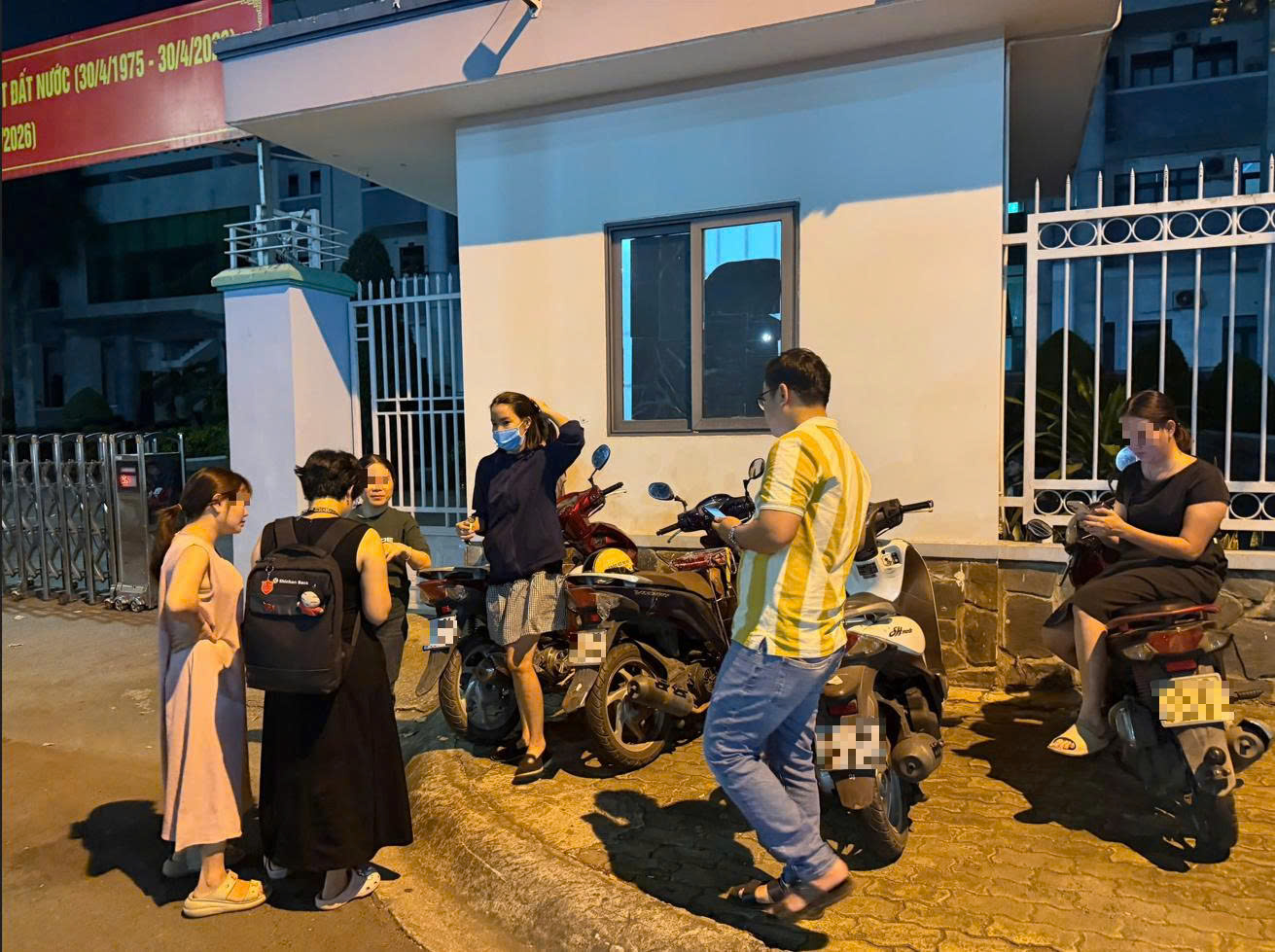 Trong lúc họp nhiều cư dân quan tâm đã đứng chờ kết quả đến tận khuya. Ảnh: Cư dân cung cấp