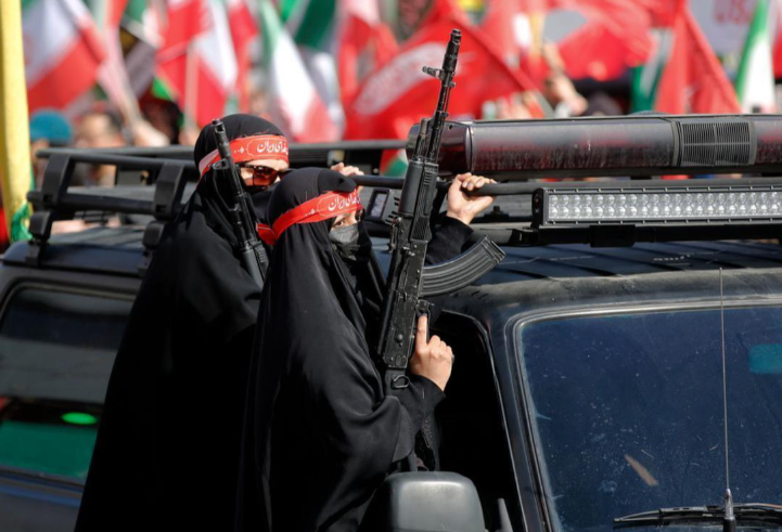 hụ nữ tham gia cuộc tuần hành ủng hộ chính phủ nhân Ngày Quân đội Quốc gia tại Tehran, Iran, ngày 17 tháng 4 năm 2026. (Ảnh AA)